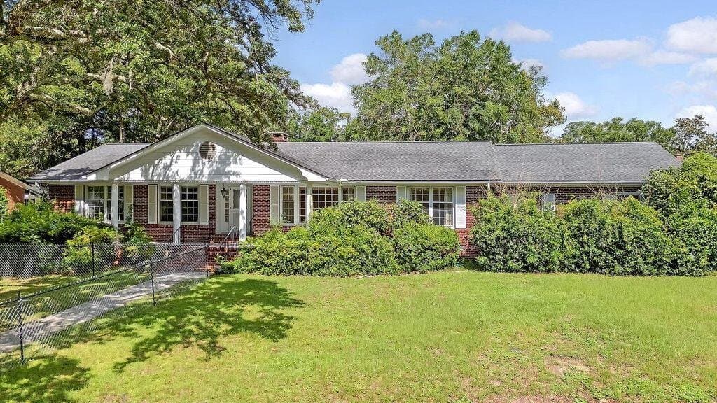 Luxury home at 613 Noble Lane, Mount Pleasant - sold for $1,700,000
